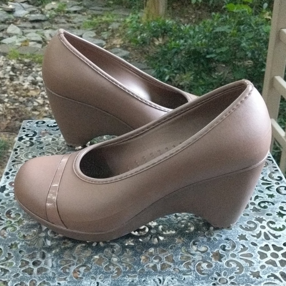 NWOT Crocs Lena Bronze Brown Heels Wedges size 9